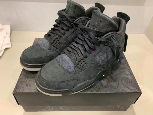 Jordan4 Retro kaws black photo review