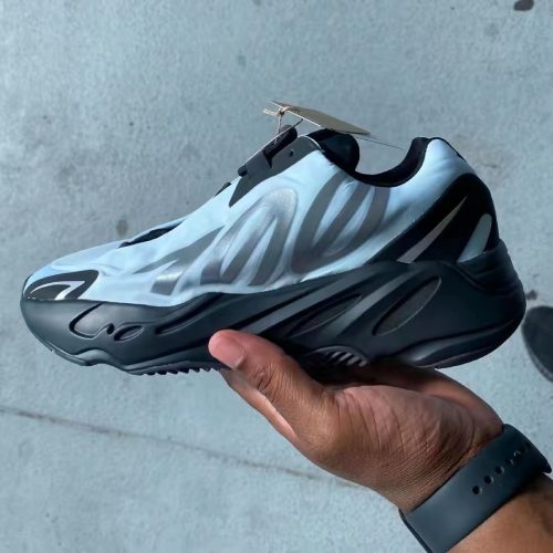 Yeezy700 MNVN 