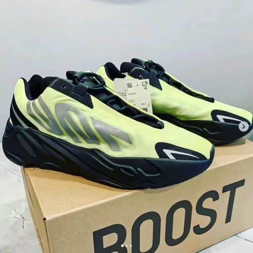 Yeezy700 MNVN 